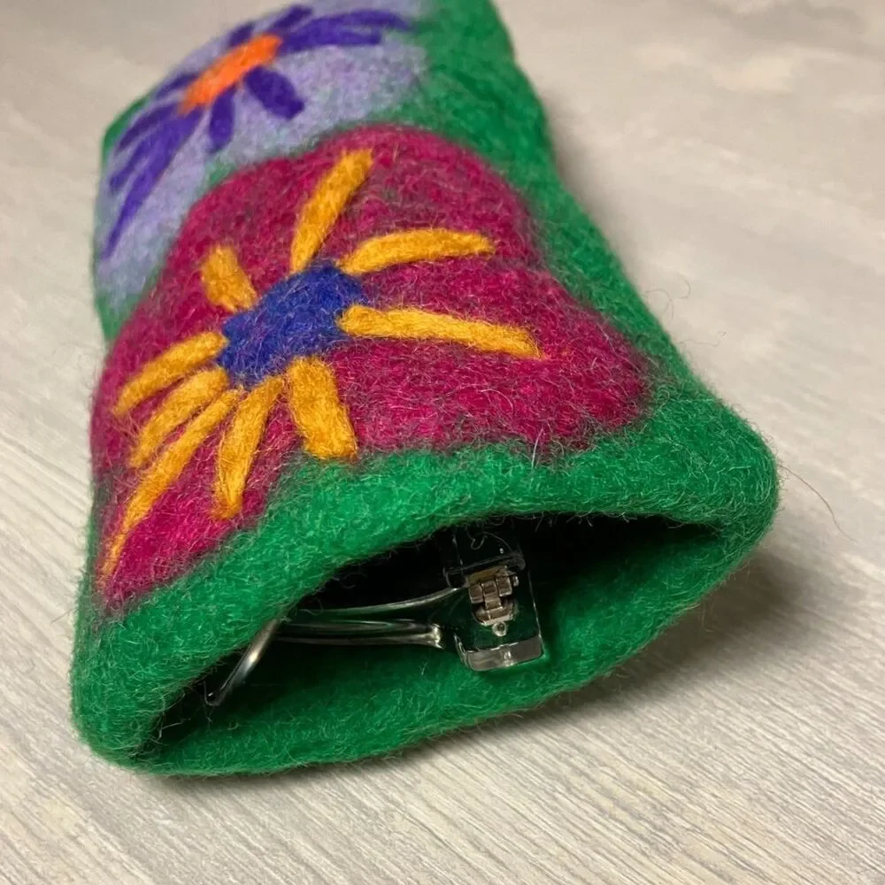 Wool glasses holder with flowers